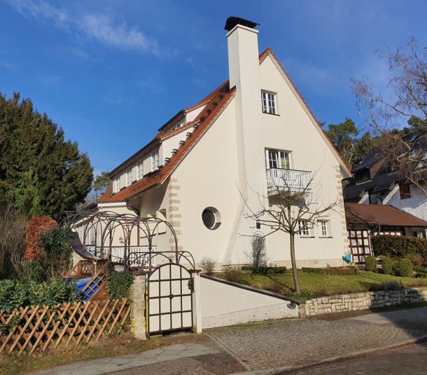Freistehendes Wohnhaus mit Garten und Balkon als Beispiel für die Bewertung von Lage, Zustand und Nutzung.