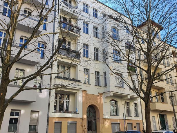 Mehrfamilienhaus in ruhiger Wohnstraße mit Balkonen und Altbaufassade als Beispiel für die Bewertung von Wohnimmobilien.