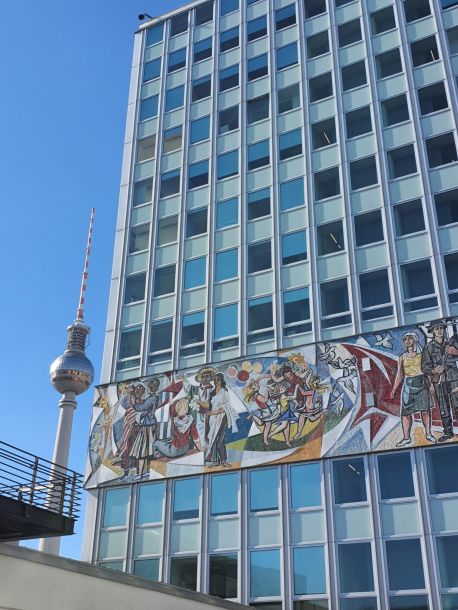 Hochhaus mit moderner Fassade und Wandmosaik in zentraler Lage als Beispiel für die Bewertung von Stadt- und Büroimmobilien.