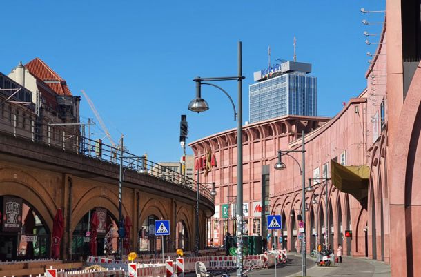Innerstädtisches Stadtbild mit historischen Gebäuden als Beispiel für die Bewertung von Lage und Umfeld einer Immobilie.